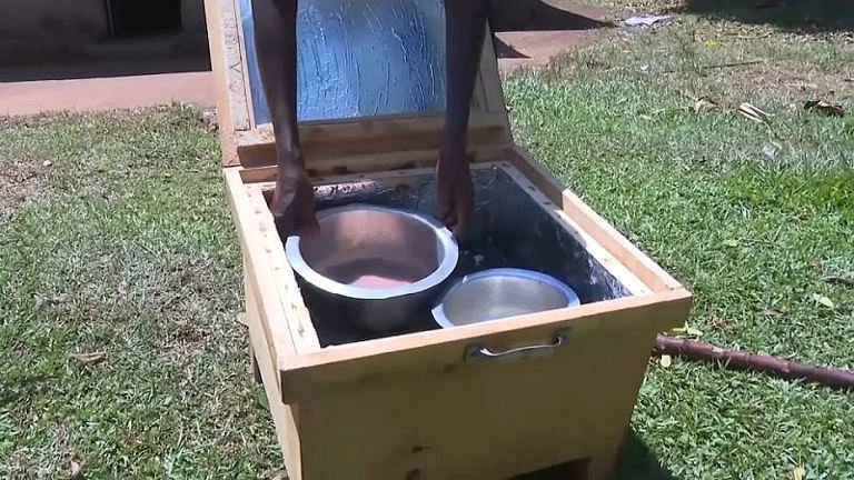 Au Kenya, un four solaire offre aux habitants un moyen bon marché et sain de faire cuire leurs aliments.  