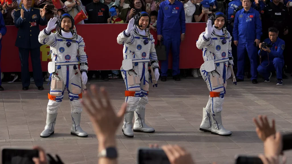 En Chine, trois astronautes sont revenus sur Terre, ce mercredi 30 avril, après six mois passés dans la station spatiale nationale Tiangong.