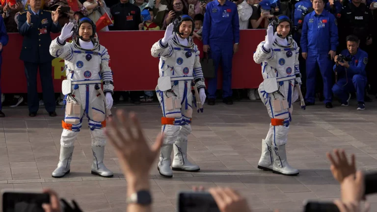 En Chine, trois astronautes sont revenus sur Terre, ce mercredi 30 avril, après six mois passés dans la station spatiale nationale Tiangong.