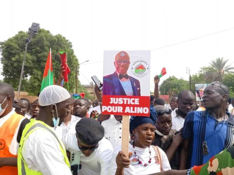 Manifestation pour Alino Faso influenceur web activiste