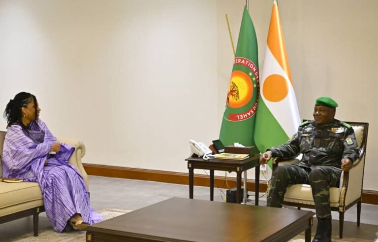 Le Président de la République du Niger, Chef de l’État et Président du Conseil National pour la Sauvegarde de la Patrie (CNSP), le Général d’Armée Abdourahamane Tiani, et l’activiste panafricaniste Nathalie Yamb