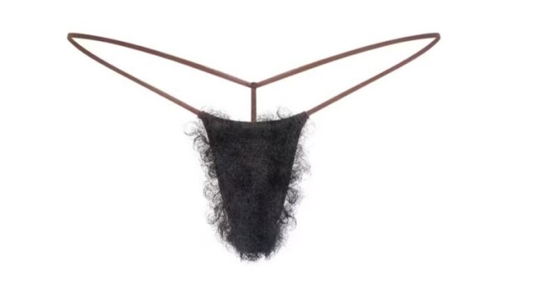 Les strings poilus de Kim Kardashian/ Entre le doigt d’honneur aux féministes et l’ode aux paravents pubiens