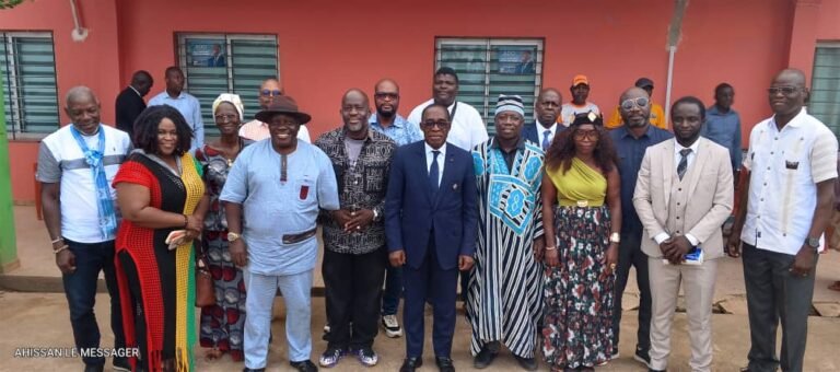 Sud-Comoé : le Collectif des Artistes Unis reçu par Aka Aouélé