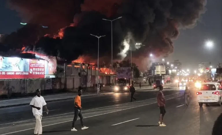 Koumassi : un violent incendie ravage le China Mall et Fer Ivoire