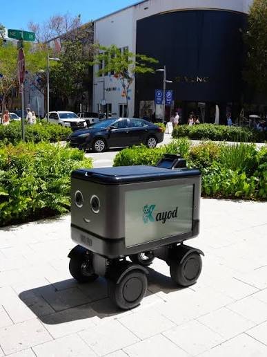 Robot KAYOD présenté par le ministre Djibril Ouattara