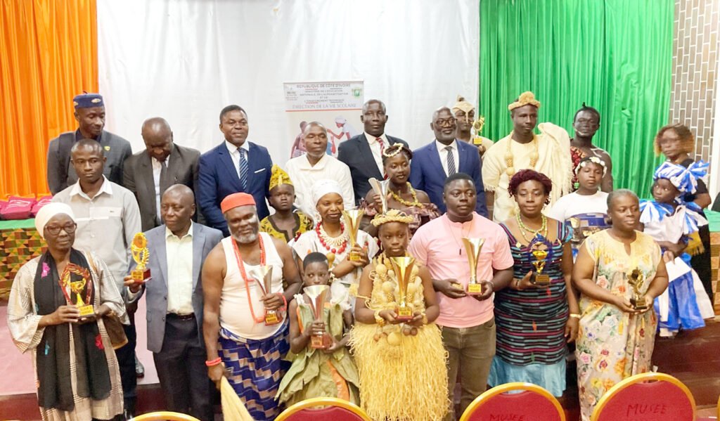 À travers le Concours national d’Art oratoire en Milieu scolaire (CAOMIS), l’école ivoirienne veut donner une place centrale à la parole, à la confiance en soi et à la capacité d’argumenter. Lors de la finale de la 4ᵉ édition, le ministère de l’Éducation nationale a salué une initiative qui contribue à améliorer les apprentissages et à former des citoyens plus autonomes.