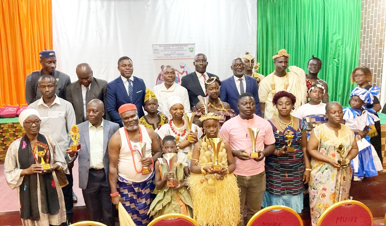 À travers le Concours national d’Art oratoire en Milieu scolaire (CAOMIS), l’école ivoirienne veut donner une place centrale à la parole, à la confiance en soi et à la capacité d’argumenter. Lors de la finale de la 4ᵉ édition, le ministère de l’Éducation nationale a salué une initiative qui contribue à améliorer les apprentissages et à former des citoyens plus autonomes.