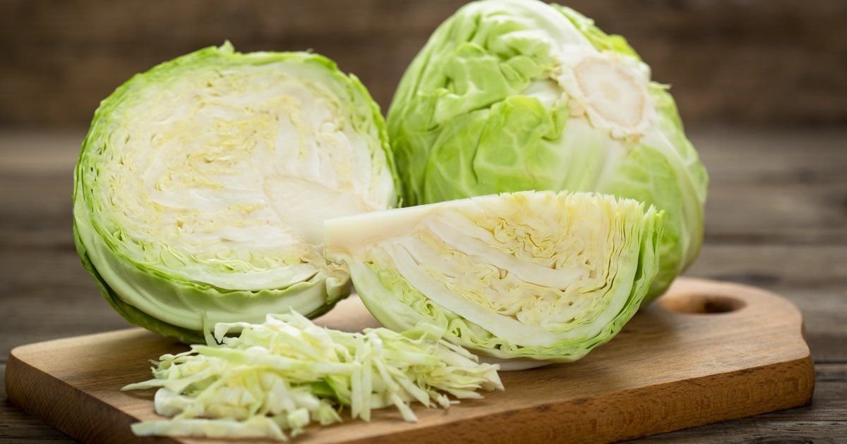 Bienfaits du chou en salade avec des légumes frais