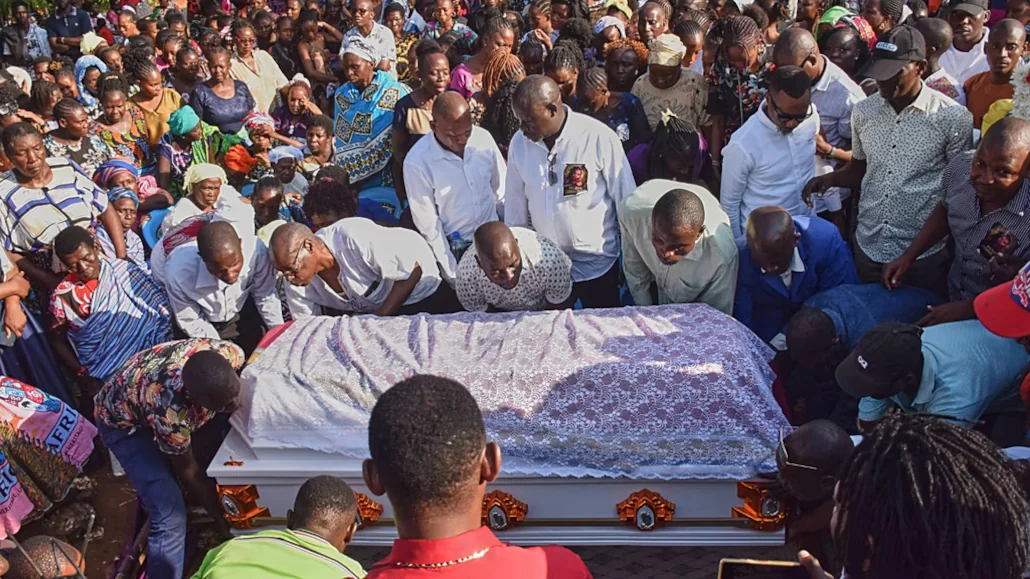 Une femme enceinte dans un établissement de santé au Kenya, symbole des défis liés à la mortalité maternelle