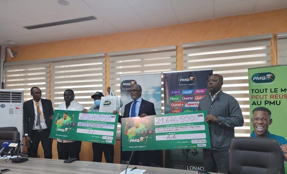 Gagnant PMU Lonaci lors de la remise de son chèque de 47 millions FCFA