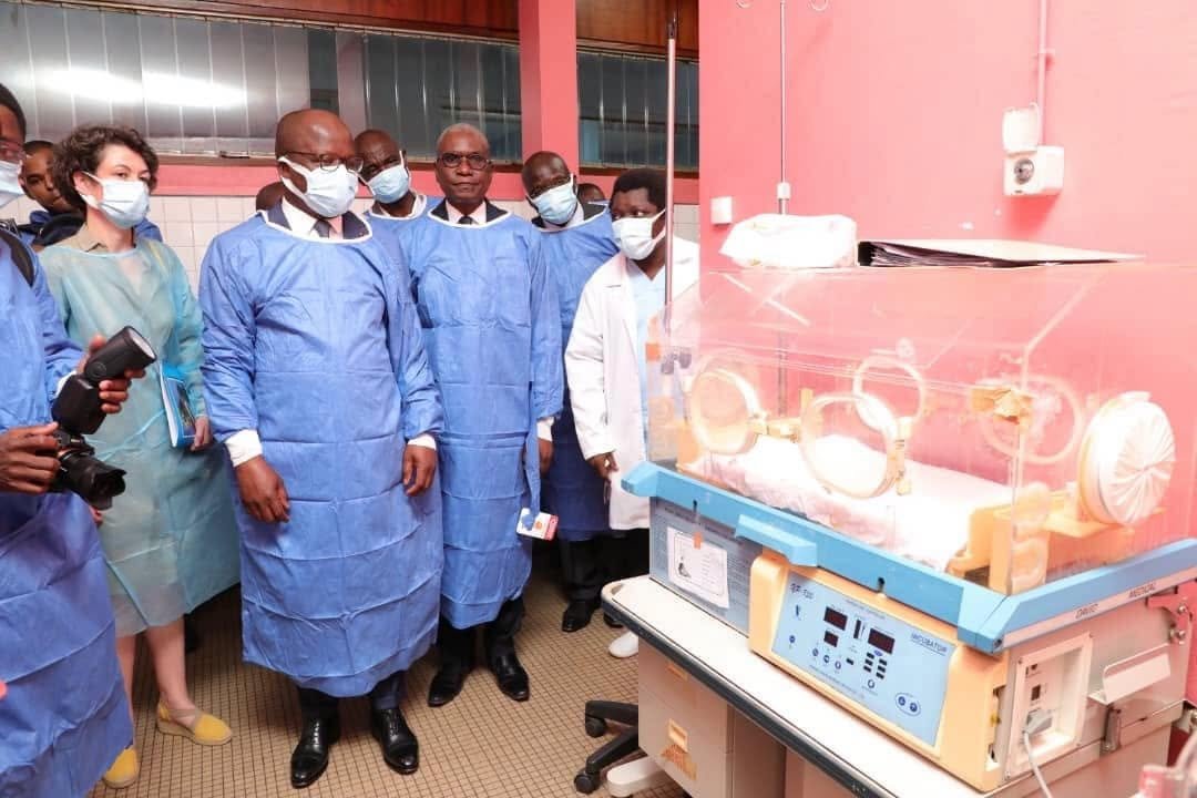 Soins Mère Kangourou pour un nouveau-né prématuré en Côte d’Ivoire