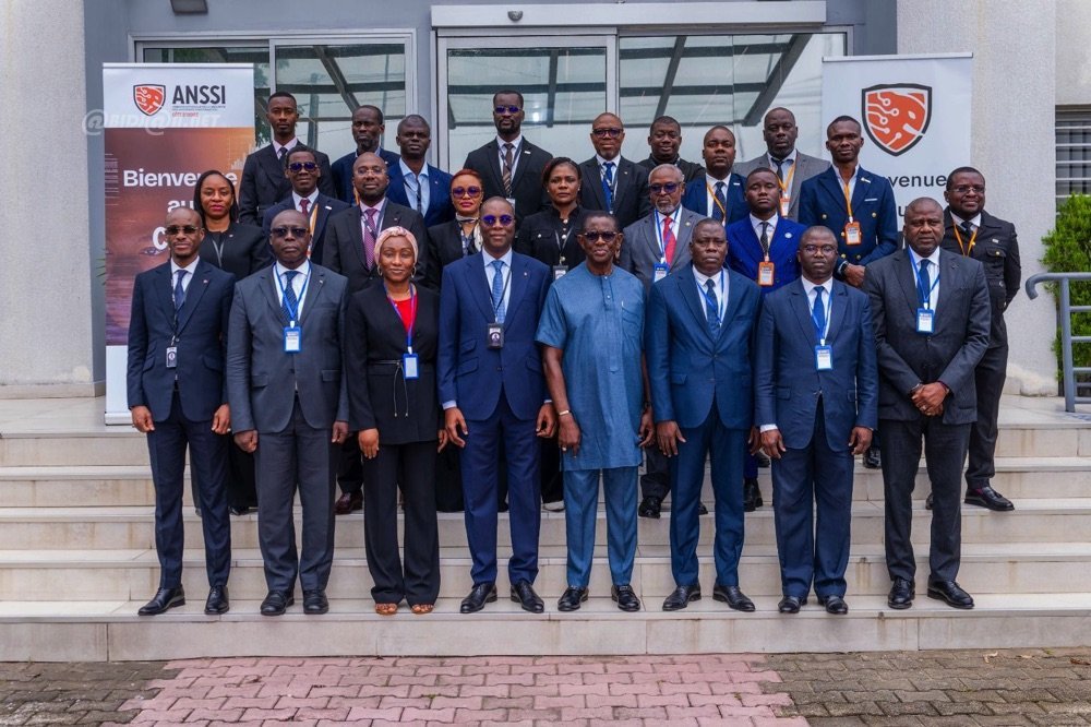 Experts cybersécurité Côte d’Ivoire certifiés par l’ANSSI lors d’une cérémonie à Abidjan