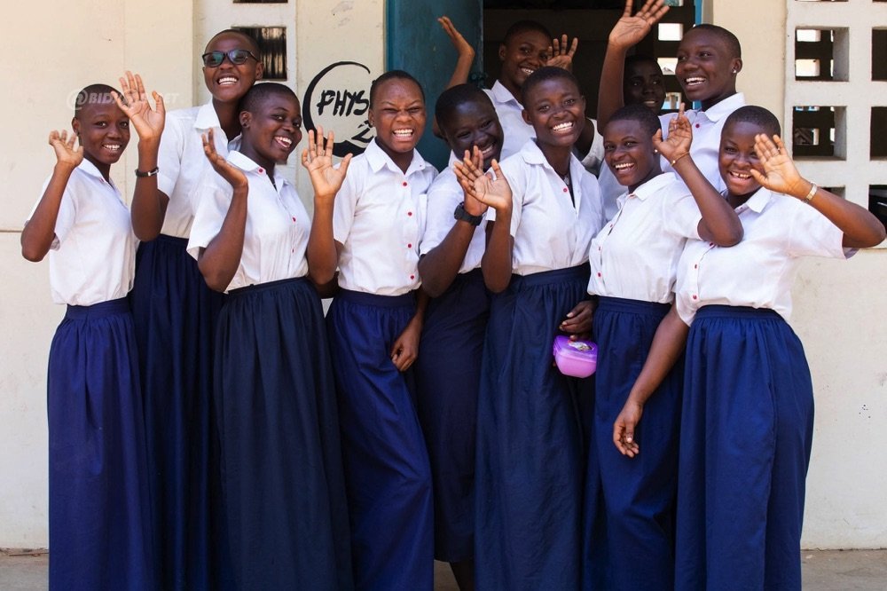 Tenue scolaire 2026 : élèves en uniforme à l’approche de la rentrée